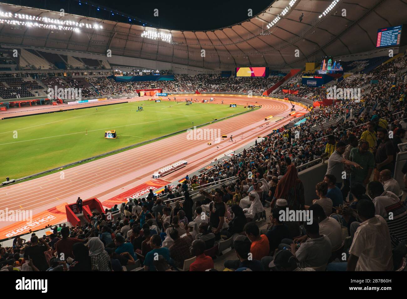 Las multitudes de espectadores ven eventos en el Campeonato Mundial de Atletismo 2019 de la IAAF en el Estadio Internacional Khalifa, Doha, Qatar Foto de stock