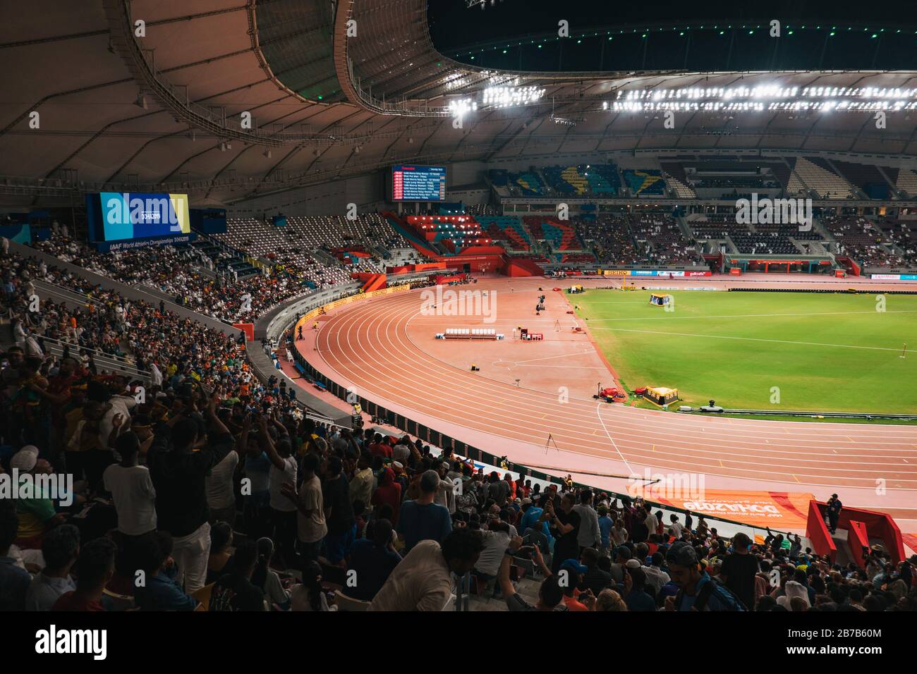 Las multitudes de espectadores ven eventos en el Campeonato Mundial de Atletismo 2019 de la IAAF en el Estadio Internacional Khalifa, Doha, Qatar Foto de stock