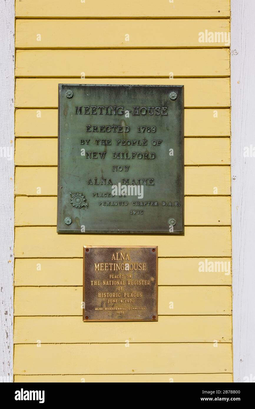 Alna Meeting House en Alna, Maine durante los meses de otoño