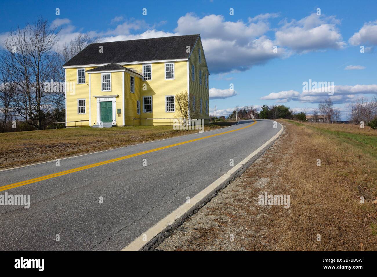 Alna Meeting House en Alna, Maine durante los meses de otoño