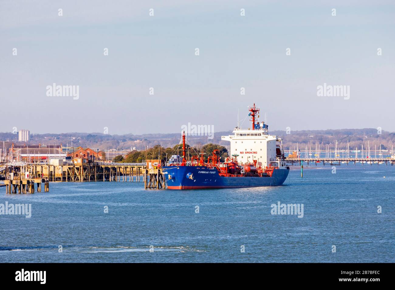 Berthed oil tanker fotografías e imágenes de alta resolución Alamy