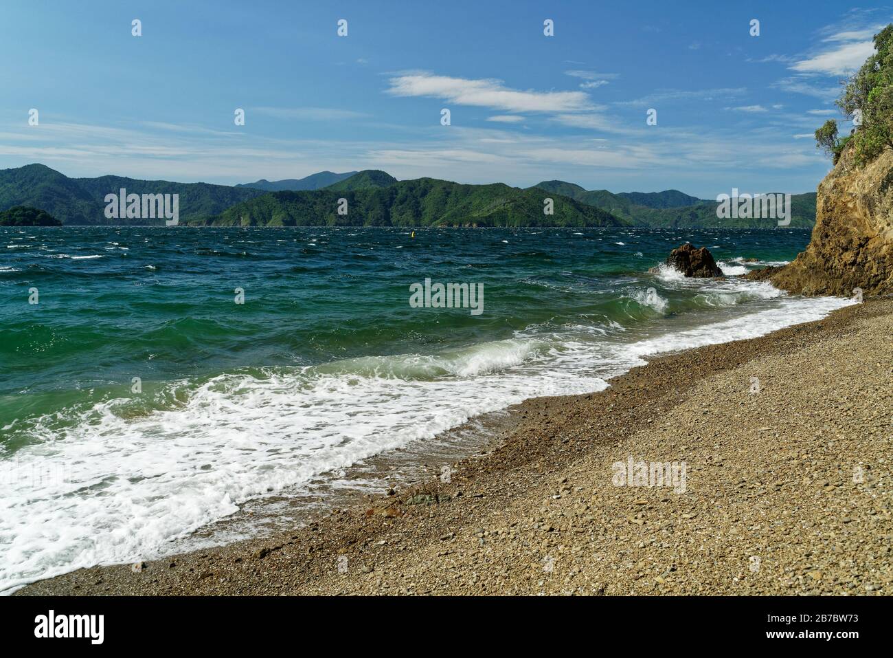 Vista de Queen Charlotte Sound desde la playa en el histórico sitio maorí de Karaka Point, Marlborough Sounds, Nueva Zelanda. Foto de stock