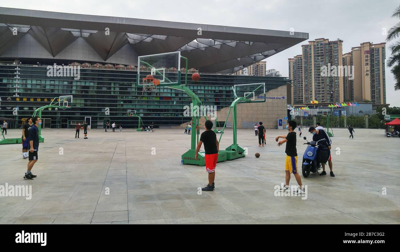 Shenzhen, China Los residentes disfrutan jugando baloncesto en la