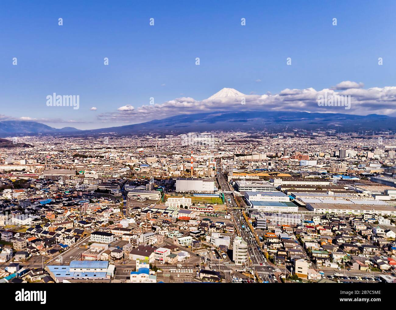 Shin Fuji en Japón alrededor del famoso Monte Fujiyama. Vista aérea elevada sobre las calles de la ciudad. Foto de stock