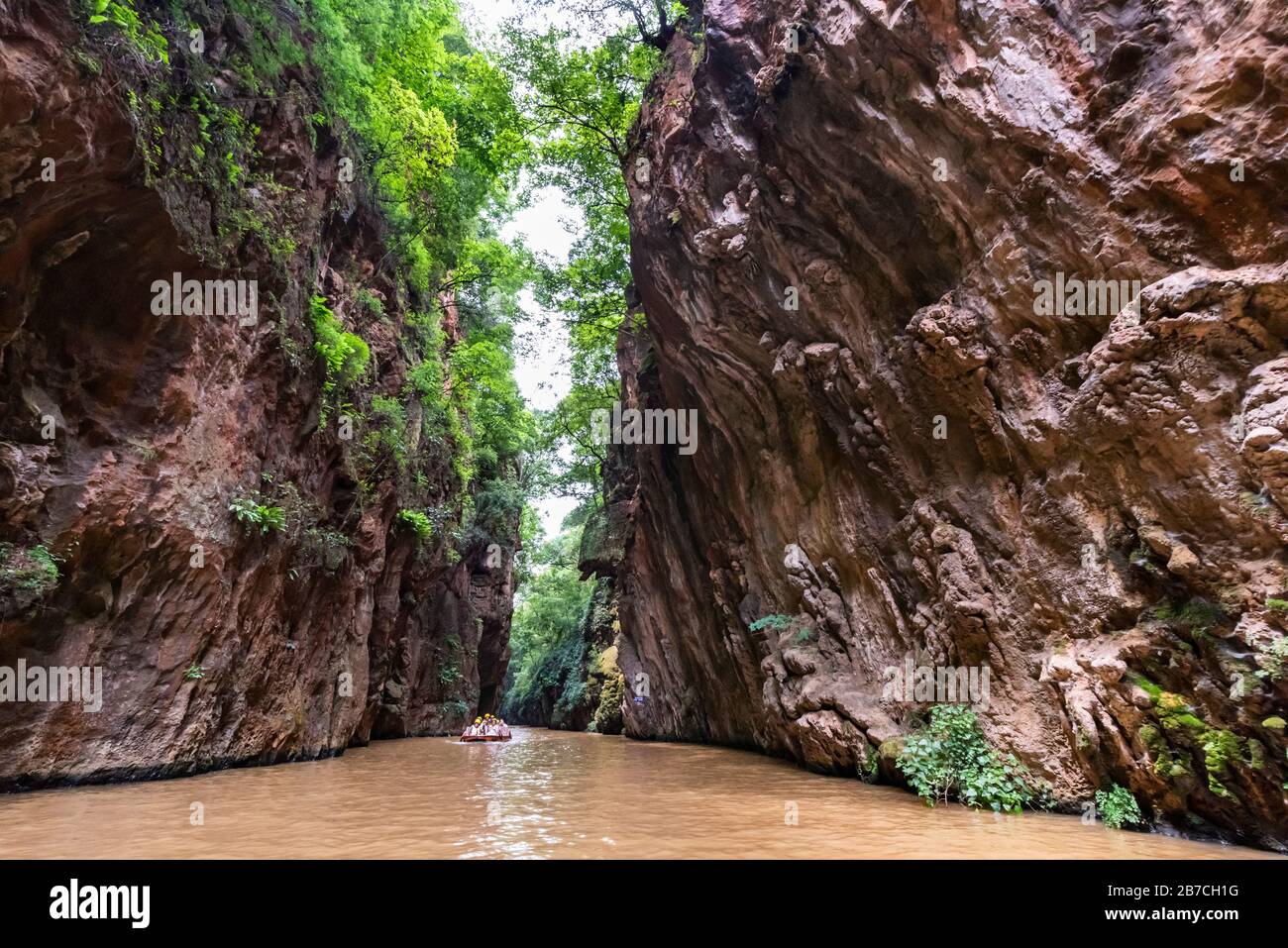 Desfiladero de Yincui en el desfiladero de Jiuxiang y el geóarca nacional de las cuevas en el poblado étnico autónomo de Jiuxiang Yi y Hui, Kunming, Yunnan, China. Foto de stock