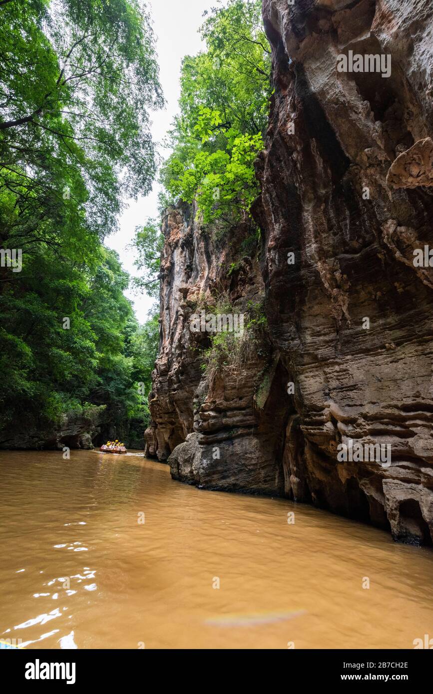 Desfiladero de Yincui en el desfiladero de Jiuxiang y el geóarca nacional de las cuevas en el poblado étnico autónomo de Jiuxiang Yi y Hui, Kunming, Yunnan, China. Foto de stock