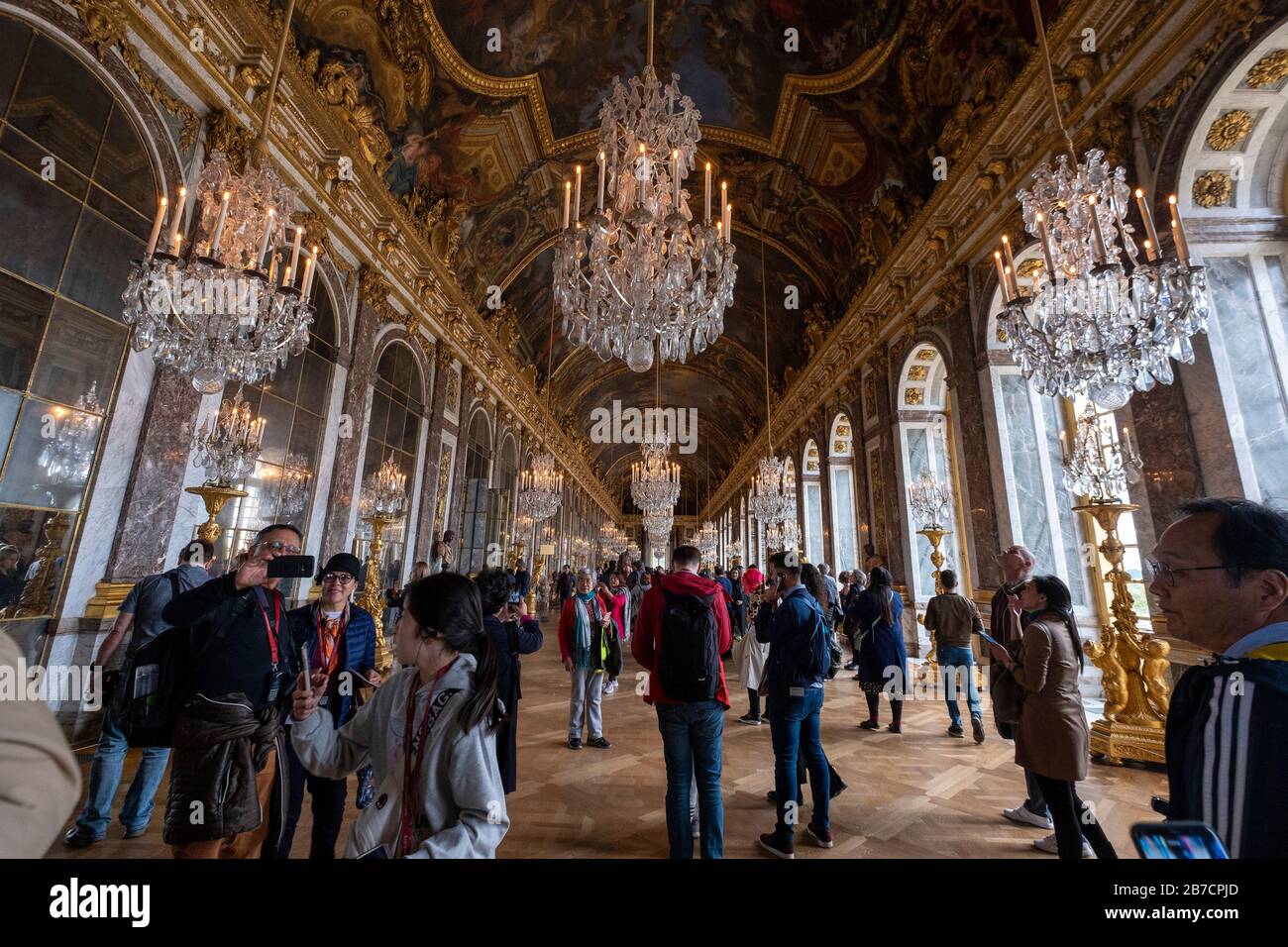 Turistas que visitan la Sala de los Espejos en el Palacio de Versalles en  las afueras de París, Francia, Europa Fotografía de stock - Alamy