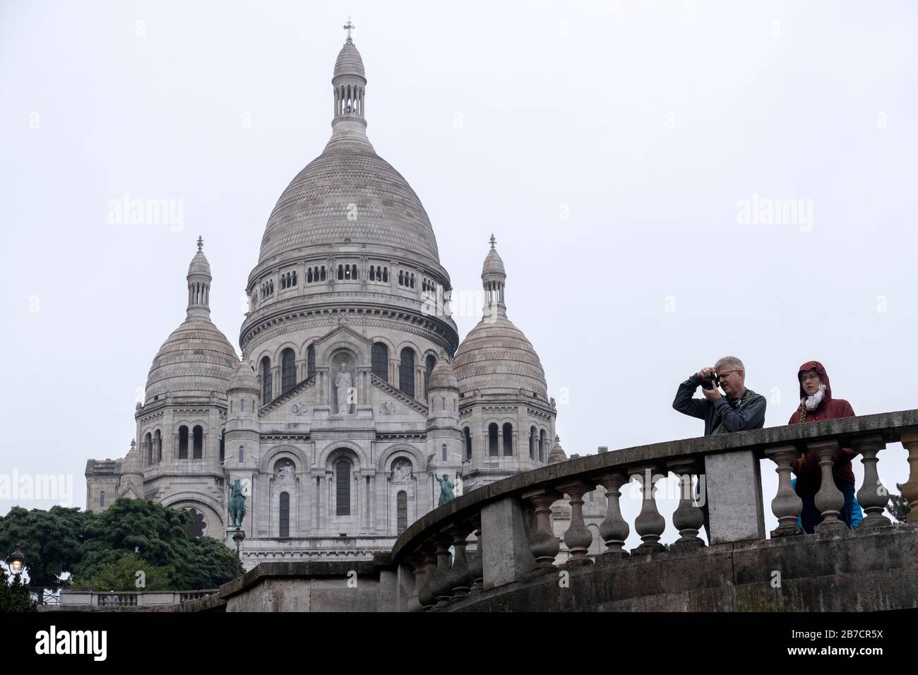 Turismo haciendo fotos fuera de la Basílica du Sacré-Cœur aka del Sagrado corazón de París en París, Francia, Europa Foto de stock