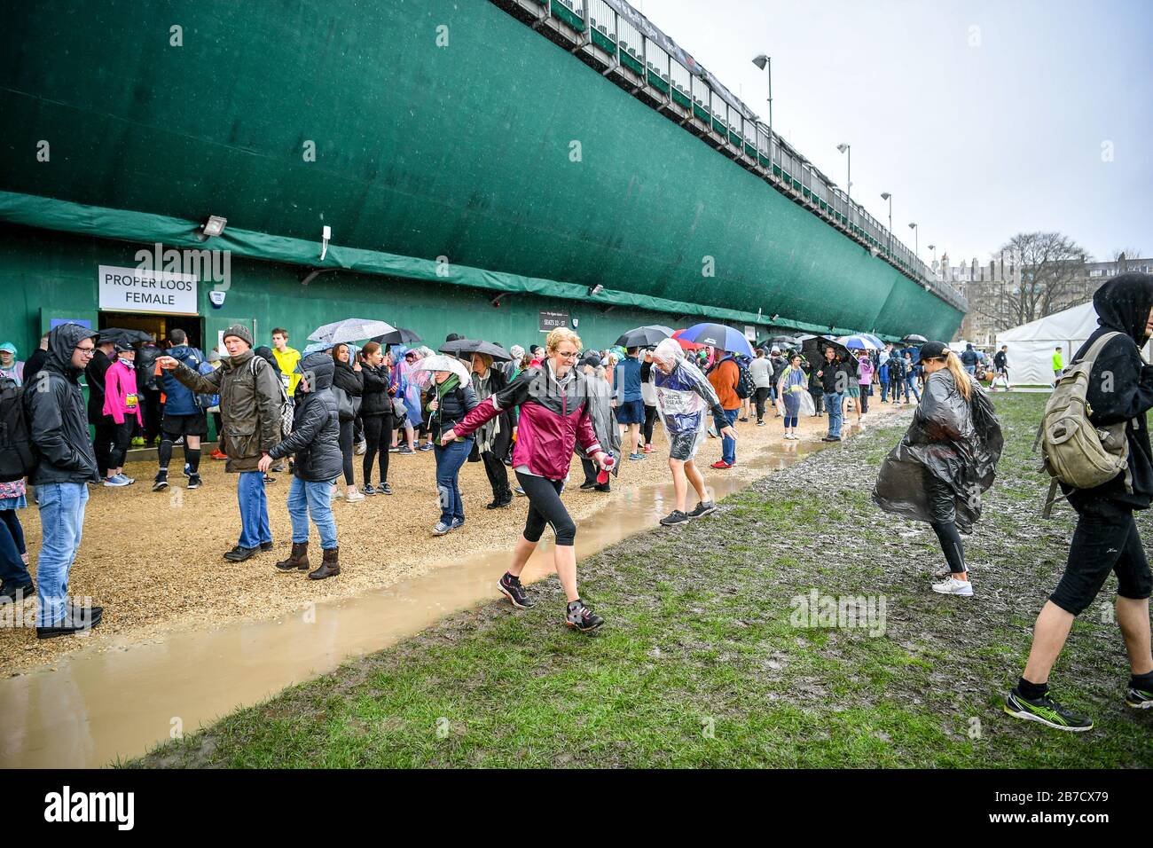 La gente deambula por el pueblo de corredores en la media maratón de Bath. Foto de stock