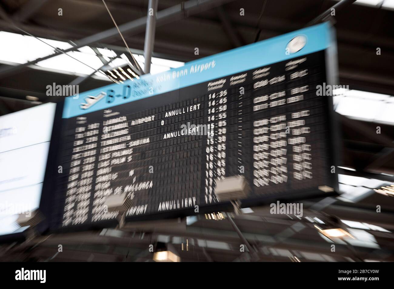 Tablero de información en el aeropuerto de Colonia/Bonn para la cancelación de vuelos en relación con la propagación mundial del virus de la corona crédito: Geisler-Fotopress GmbH/Alamy Live News Foto de stock