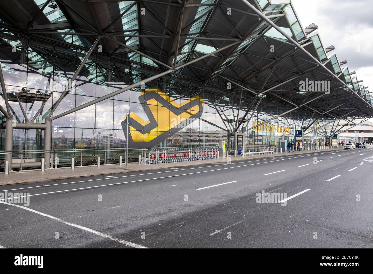 Aeropuerto de Colonia/Bonn disminución de pasajeros en relación con la propagación global del virus de la corona crédito: Geisler-Fotopress GmbH/Alamy Live News Foto de stock