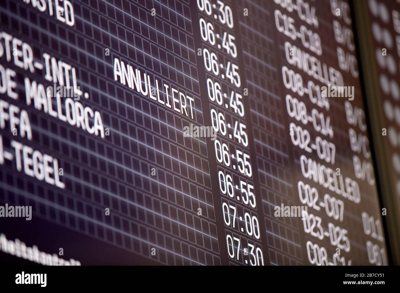 Tablero de información en el aeropuerto de Colonia/Bonn para la cancelación de vuelos en relación con la propagación mundial del virus de la corona crédito: Geisler-Fotopress GmbH/Alamy Live News Foto de stock