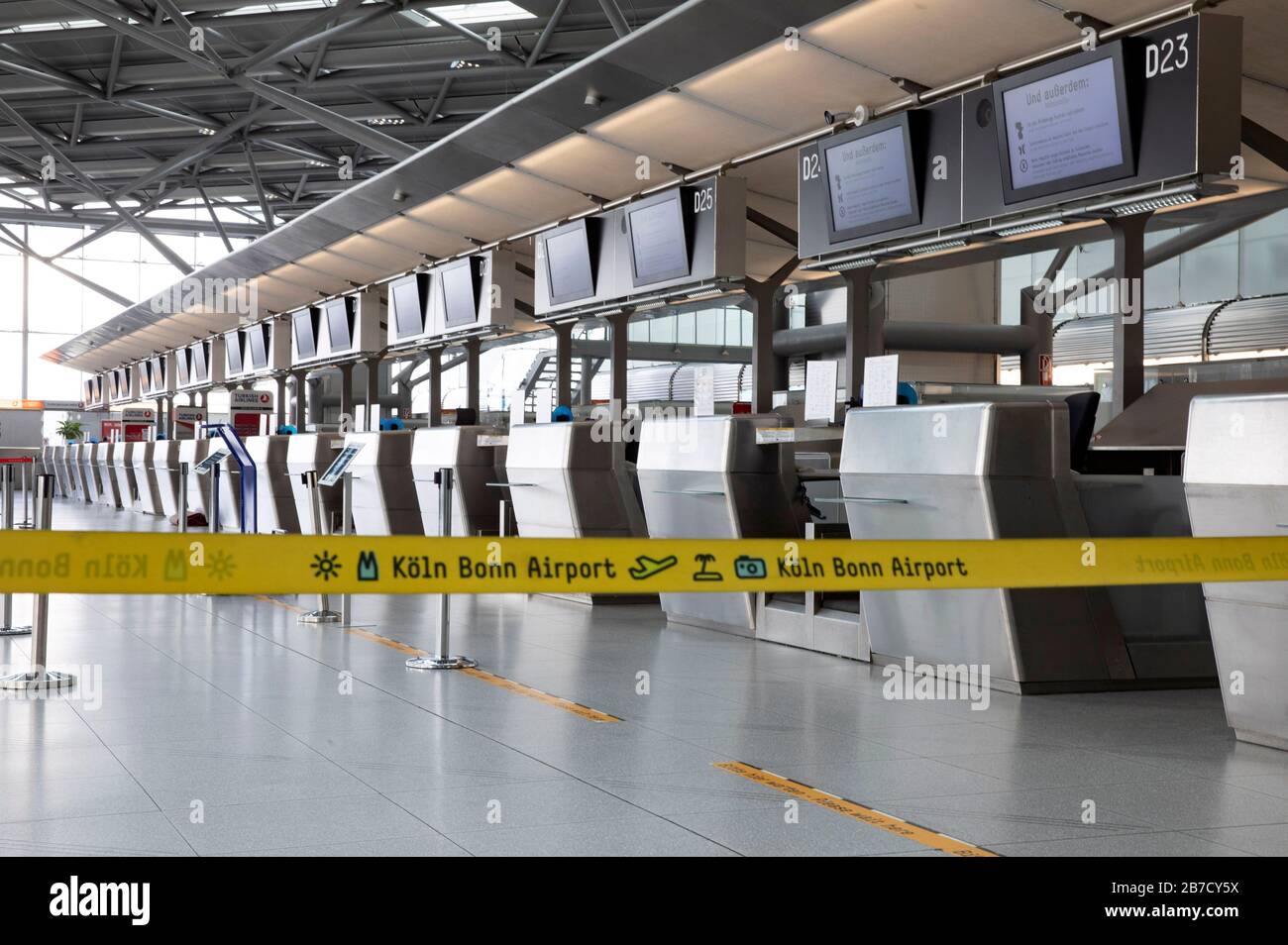 Zona de facturación vacía en el aeropuerto de Colonia/Bonn. Disminución de pasajeros relacionada con la propagación global del virus de la corona crédito: Geisler-Fotopress GmbH/Alamy Live News Foto de stock