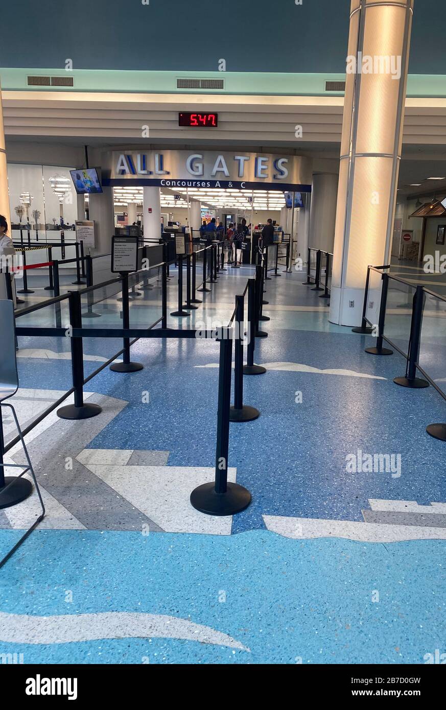 Jacksonville, FL, . 14 de marzo de 2020. Vista del aeropuerto  internacional de Jackson, donde las cancelaciones y restricciones de vuelos  causadas por el brote de coronavirus, dejaron a los pasajeros varados