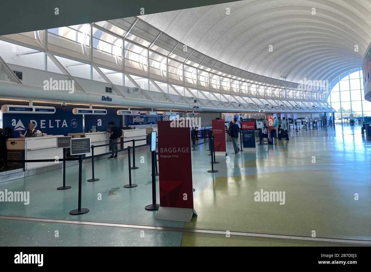 Jacksonville, FL, . 14 de marzo de 2020. Vista del aeropuerto internacional de Jackson, donde las cancelaciones y restricciones de vuelos causadas por el brote de coronavirus, dejaron a los pasajeros varados Jacksonville, FL, . 14 de marzo de 2020. Vista del aeropuerto internacional de Jackson, donde las cancelaciones y restricciones de vuelos causadas por el brote de coronavirus, dejaron a los pasajeros varados