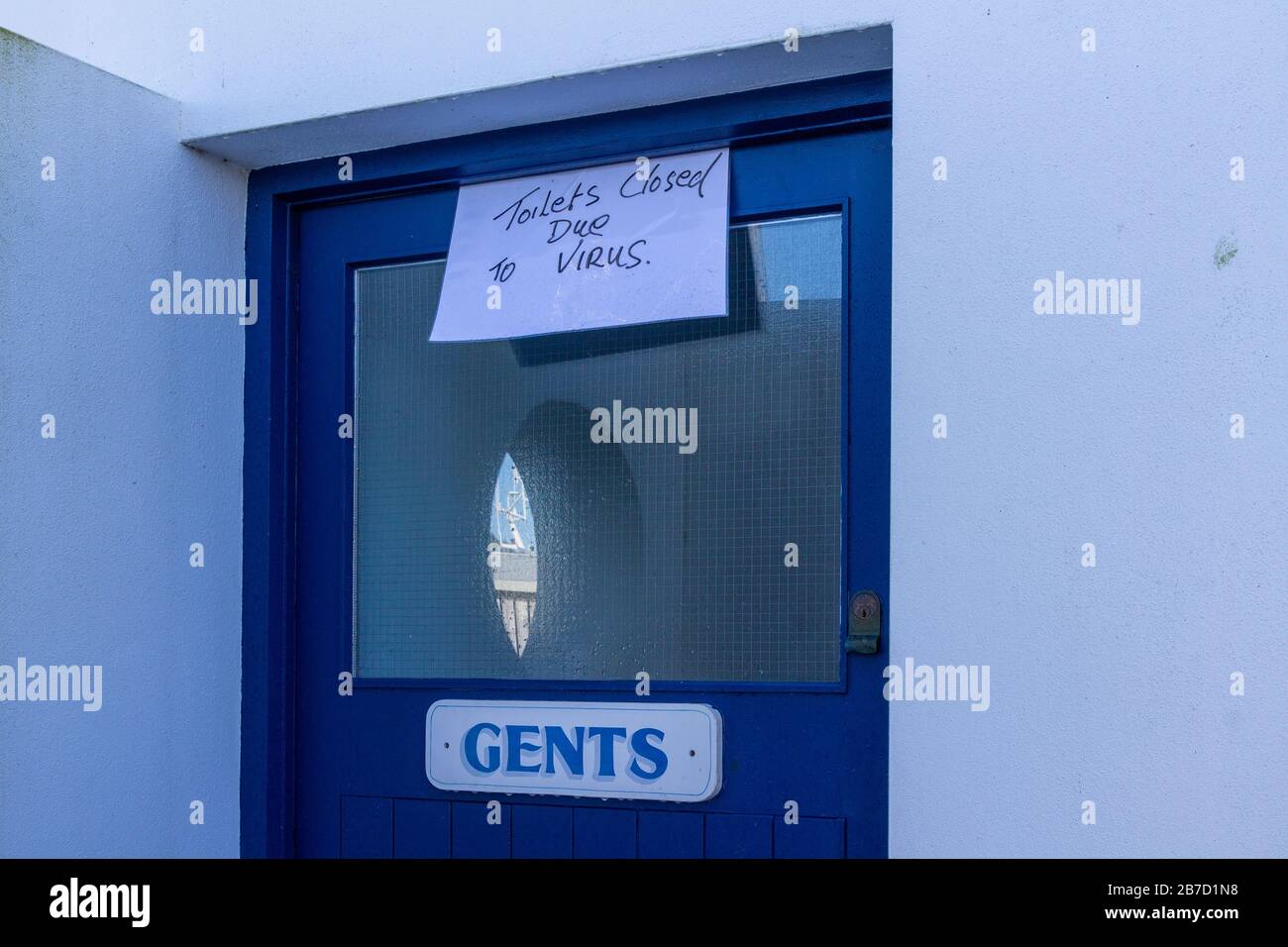 baño público cerrado por Coronavirus. Cork Occidental, Irlanda Foto de stock