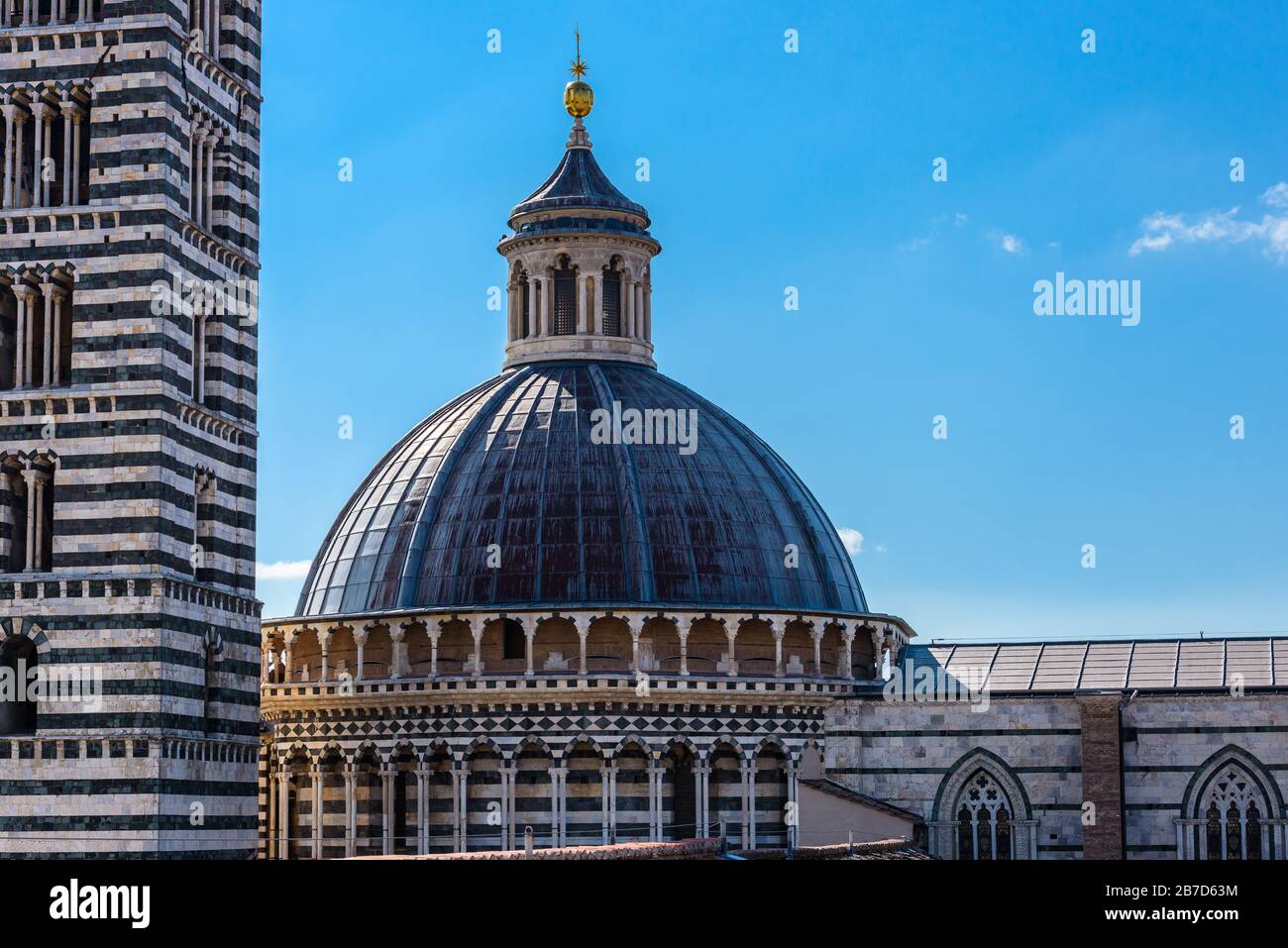 La cúpula de la Catedral de Siena de Santa Maria Assuntá (Duomo di Siena) y el campanario (campanile) visto desde la terraza mirador de Facciatone. Foto de stock