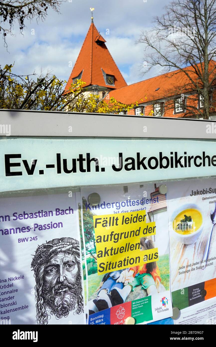Kirchrode, Hannover, Deutschland, 15.März.2020 --- Aviso de cancelación de adoración debido a la pandemia del virus de la corona Covid-19 ante la Iglesia luterana protestante Jacobi en Hannover-Kirchrode. Hanover, Alemania, 15 De Marzo De 2020 Foto de stock