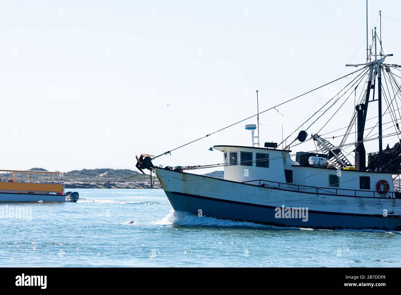 Antiguo barco de pesca navegando por el Paso de Brasil Santiago desde la Laguna Madre hasta el Golfo de México Foto de stock