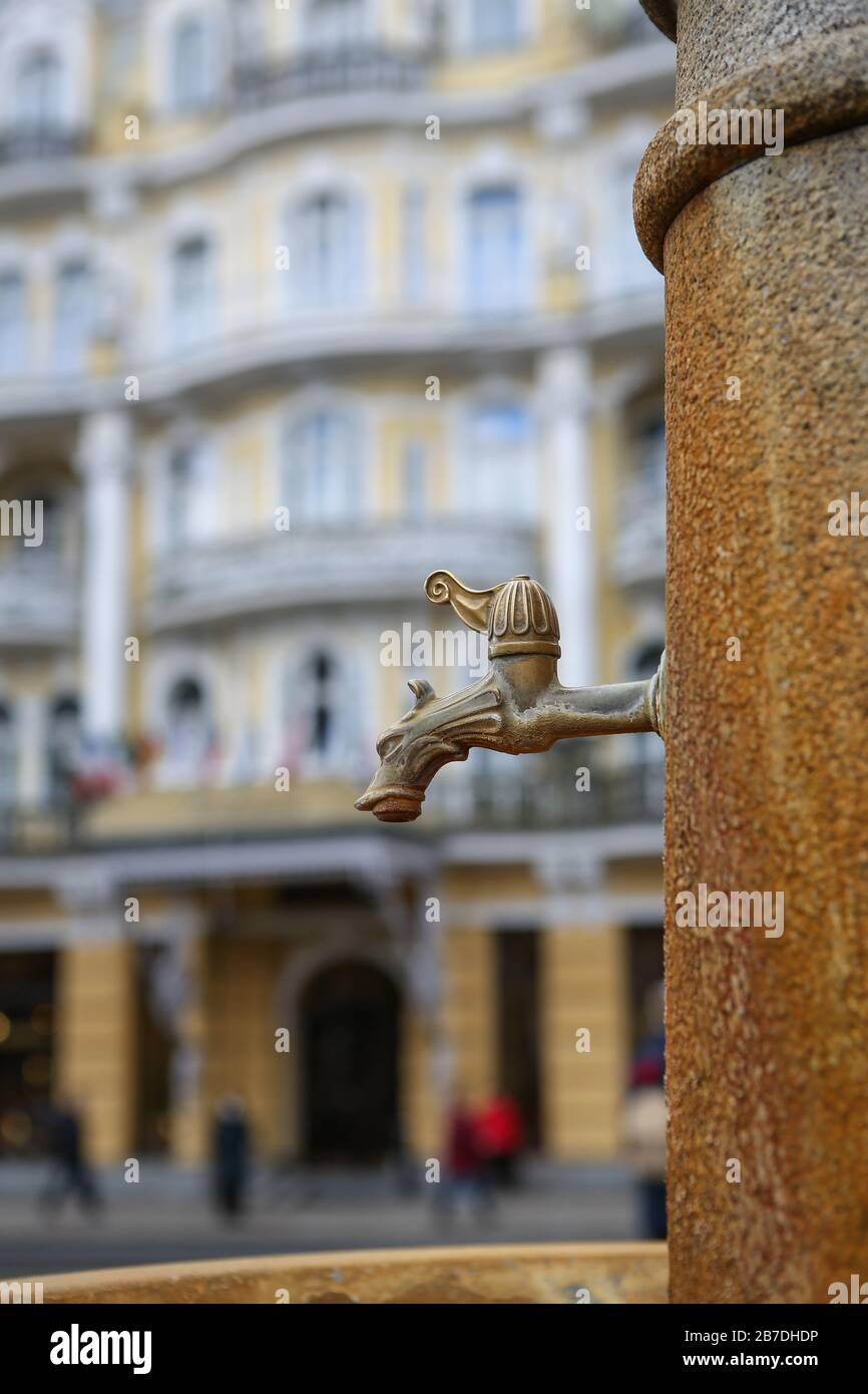 Agua del grifo de una fuente mineral frente al famoso e histórico Spa Hotel en Marienbad (Marianske Lazne) en Bohemia del Oeste, República Checa Foto de stock