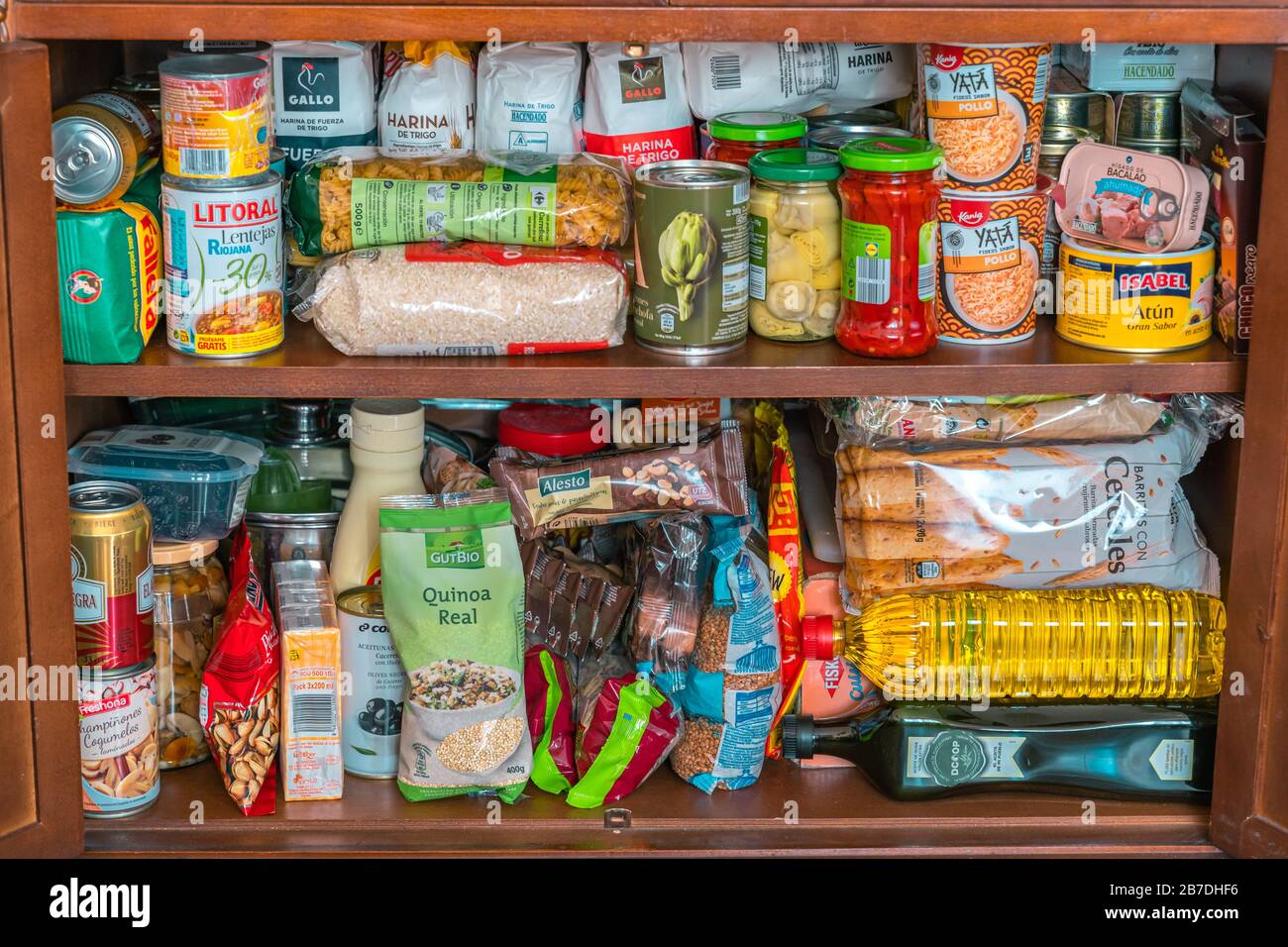 Valencia, España, 15 de marzo de 2020. Hogar alimentos despensa almacenamiento de la provisión Valencia, España, 15 de marzo de 2020. Hogar alimentos despensa almacenamiento de la provisión