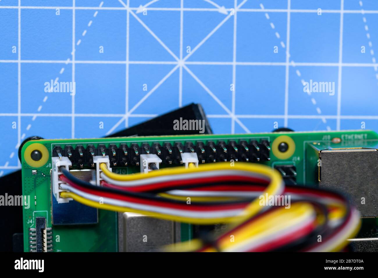 Primer plano de la placa de circuitos con cables conectados sobre un fondo  azul. Concepto de electrónica, ciencia, tecnología, hobby o educación  Fotografía de stock - Alamy