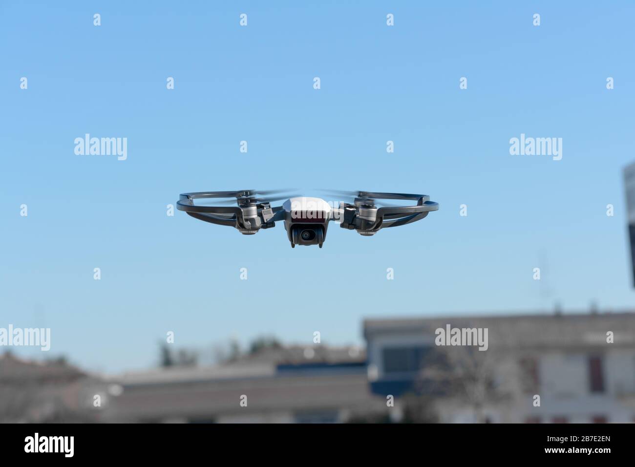 Drone de cuadrúter aéreo remoto, con cámara de resolución de altura, volando en el campo, que hace un estudio del territorio, Italia Foto de stock