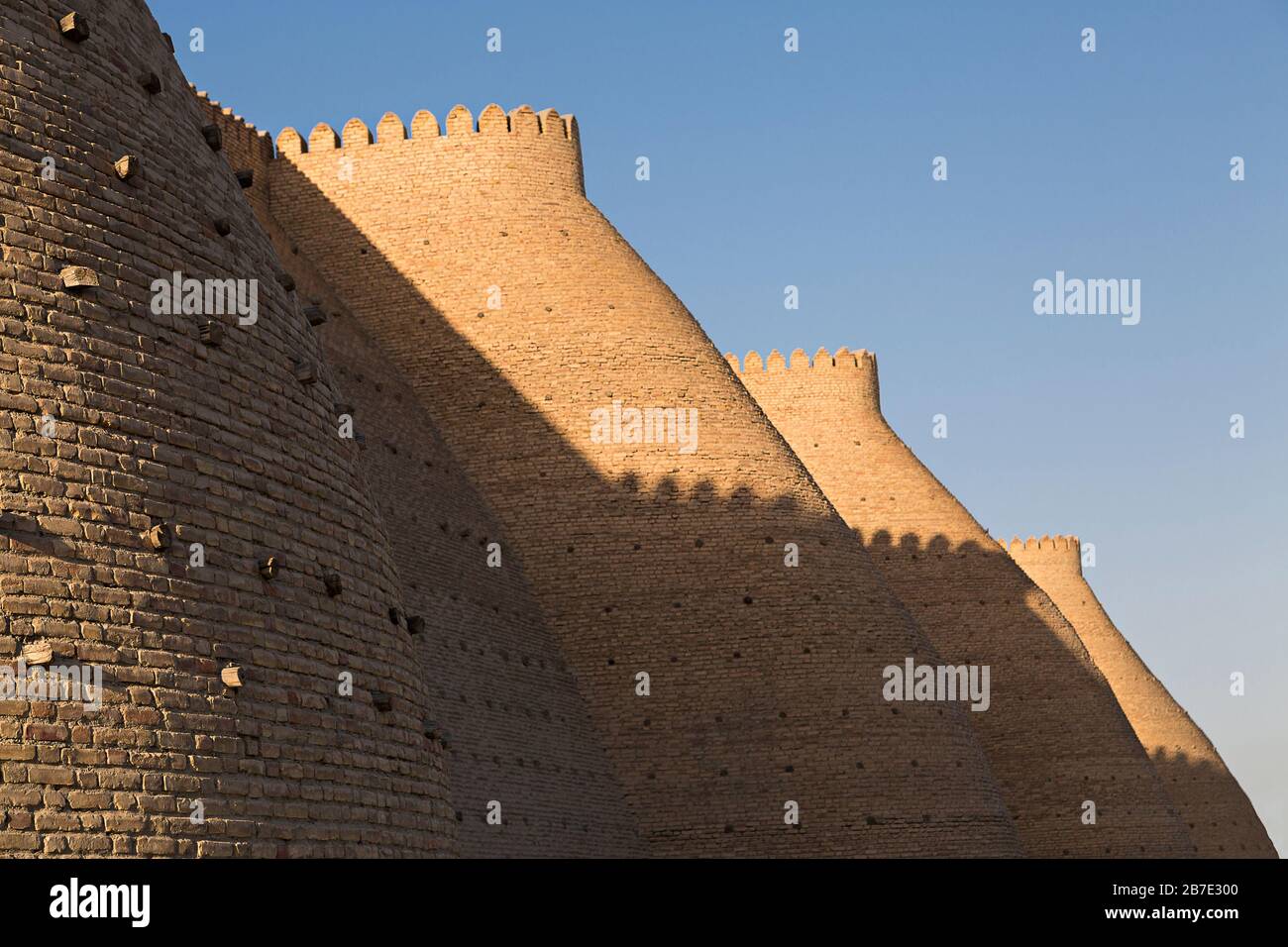 Antiguas murallas de Bujara, al atardecer, Uzbekistán. Foto de stock