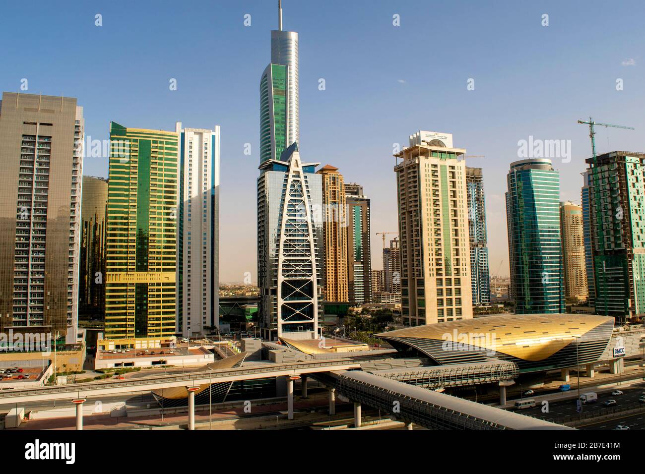 Dubai / EAU - 15 de marzo de 2020: Rascacielos de Jumeirah Lakes Towers y Sheikh Zayed Road . Edificios residenciales en JLT. Calle Sheikh Zayed, calle del metro Foto de stock