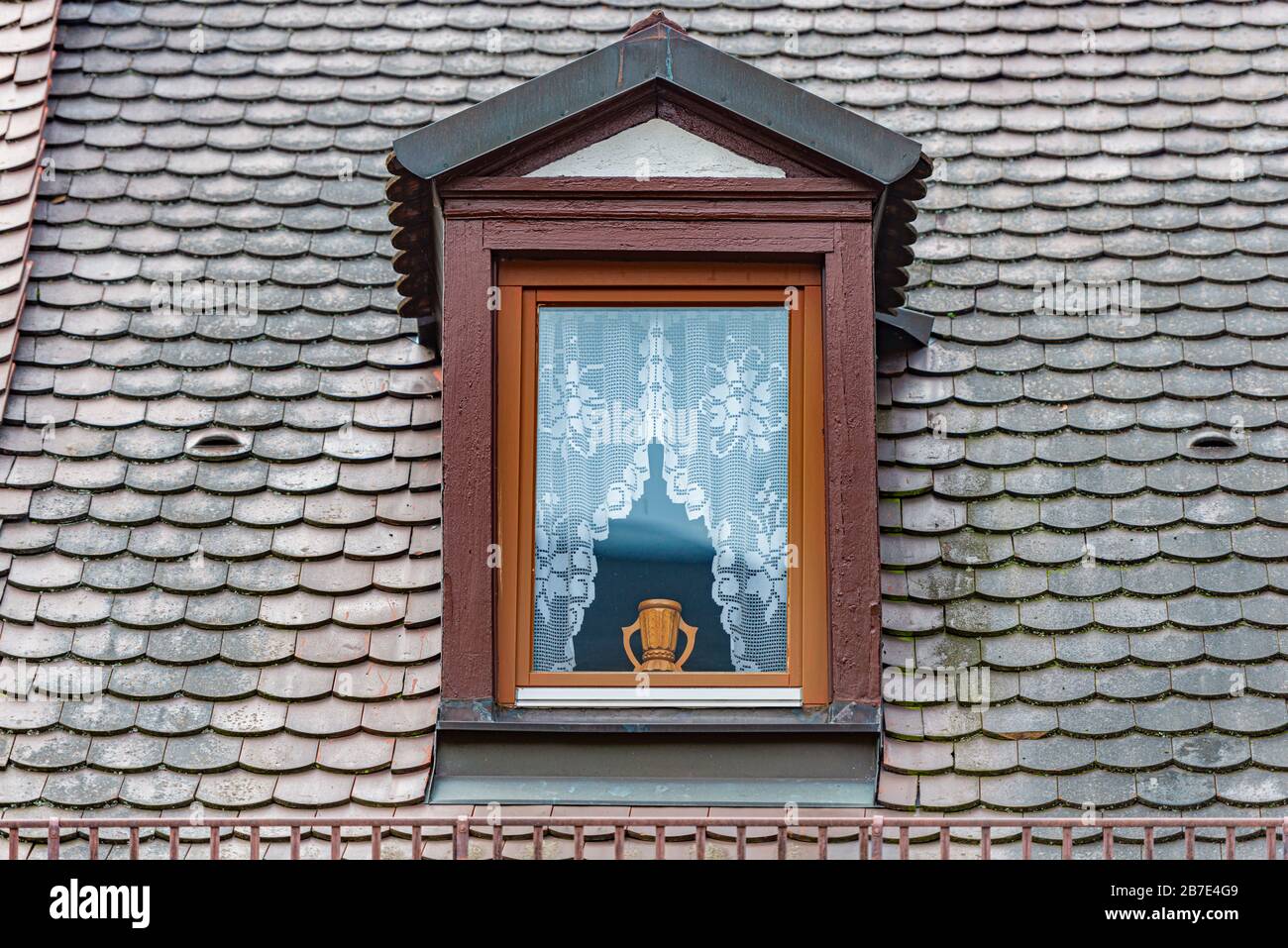 Ventana de madera vieja y oscura con jarrón hermoso. Techo de baldosas. Arquitectura y viajes en Alemania. Foto de stock