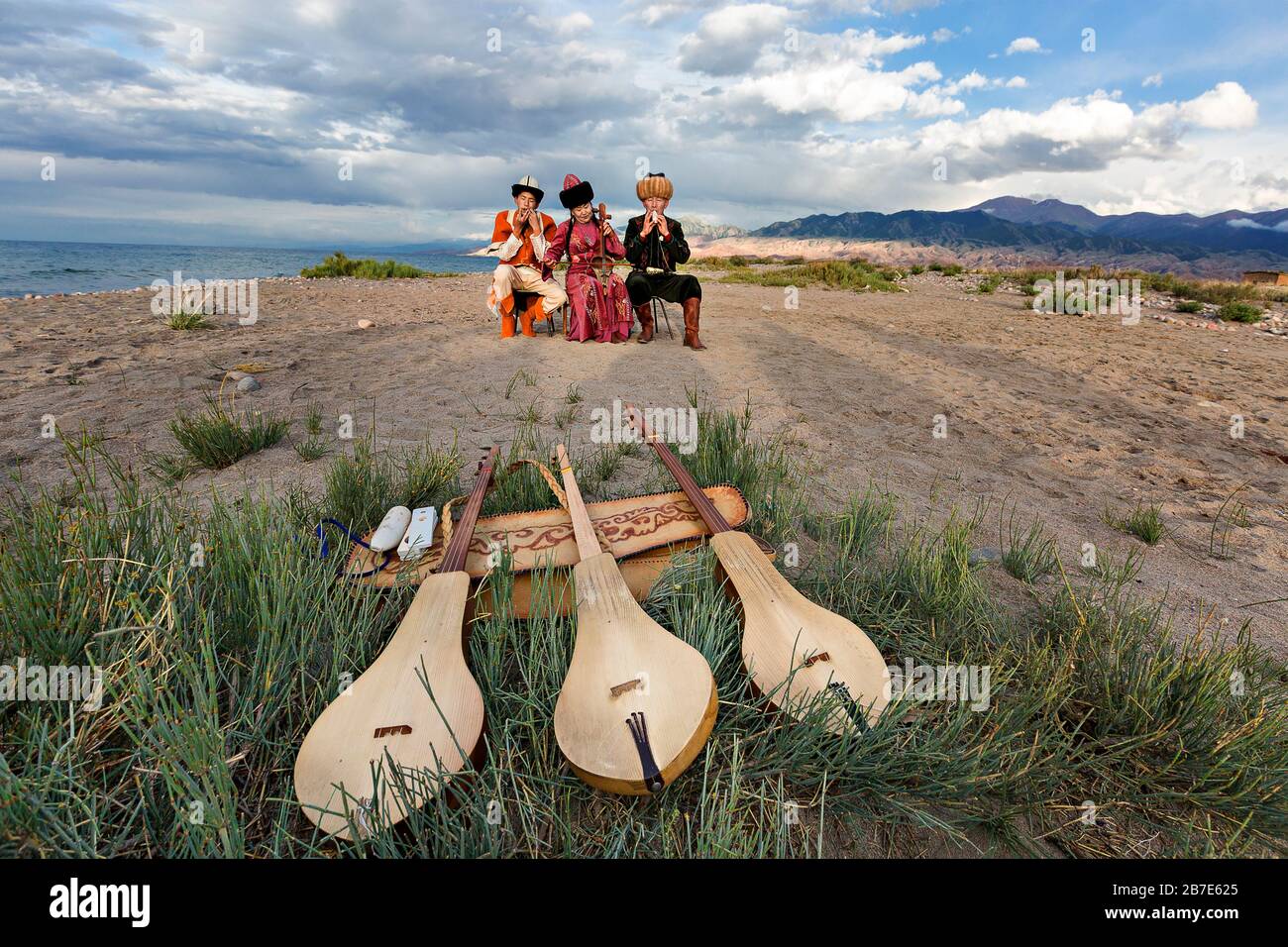 Músicos tocando instrumentos tradicionales locales, en Issyk Kul, Kirguistán Foto de stock