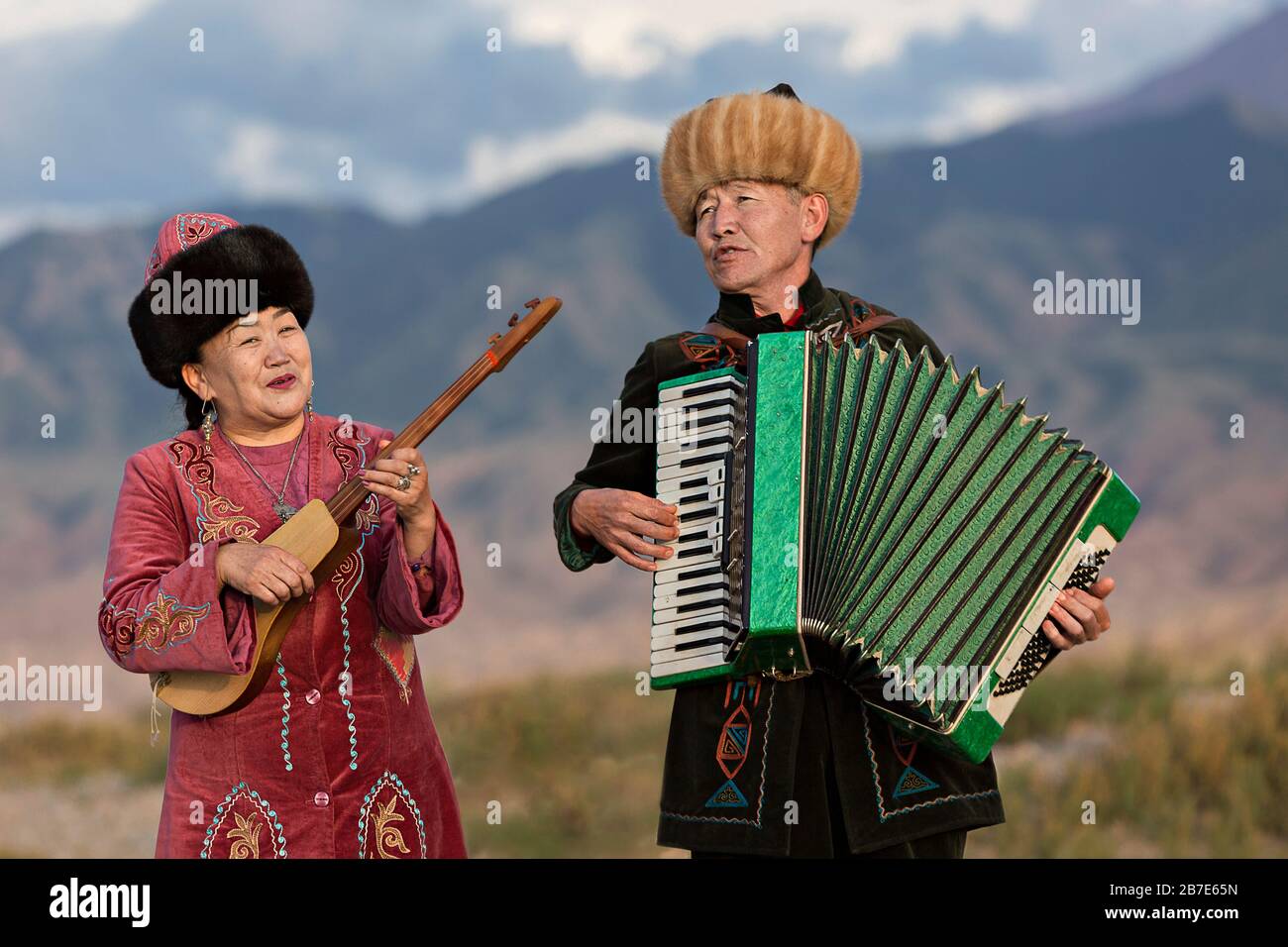 Músicos tocando instrumentos tradicionales locales, en Issyk Kul, Kirguistán Foto de stock