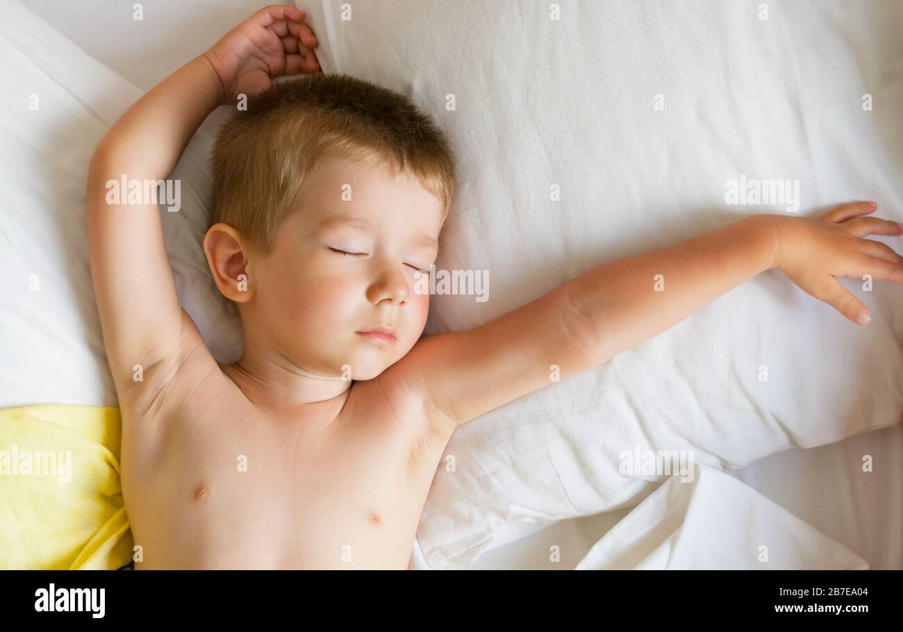 Niño Dormido En La Cama. Lindo Niño Duerme Dulcemente En Una Acogedora  Manta Blanca a Su Lado Niño De 2 Años Durmiendo En Foto de archivo - Imagen  de vivero, inocente: 226017524