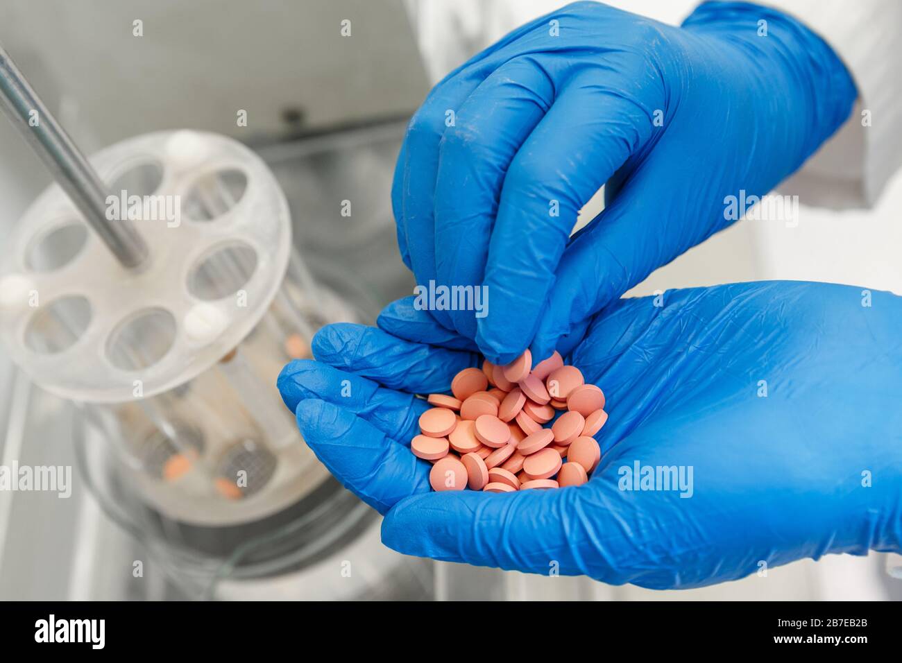 Farmacéutico en guantes médicos que prueban nuevas píldoras de medicina en  un laboratorio farmacéutico. Concepto de la industria farmacéutica  Fotografía de stock - Alamy