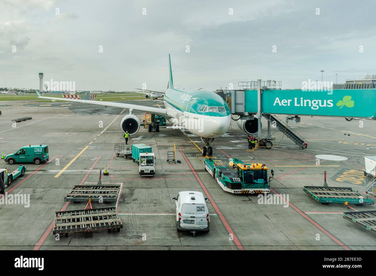 AER Lingus Airbus A330-200 estacionado en la puerta preparando un vuelo en el aeropuerto de Dublín, Irlanda. Foto de stock