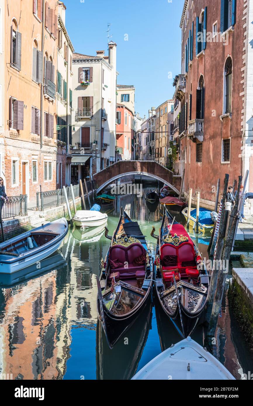 Venecia, Italia - 16 DE MAYO de 2019: Infraestructura enredada en Venecia, laberinto de canales y puentes Foto de stock