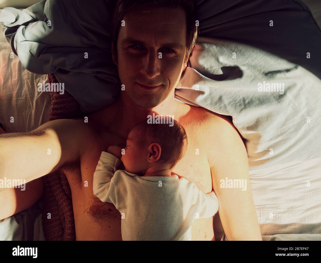 Hombre Tomando Una Foto De Si Mismo Y Del Bebe Su Pecho Fotografia De Stock Alamy Hombre Tomando Una Foto De Si Mismo Y Del Bebe Su Pecho Fotografia De Stock Alamy