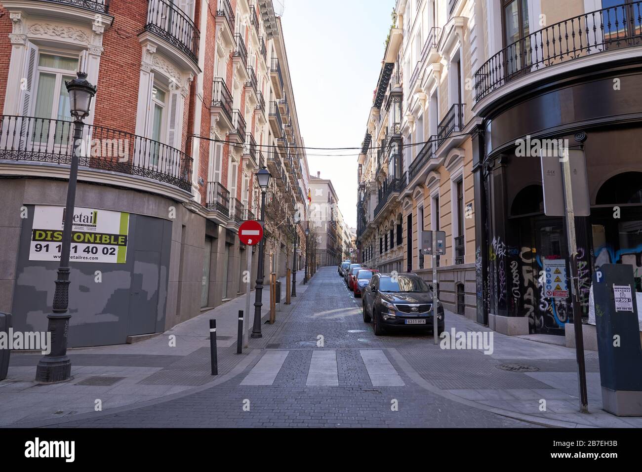 Una calle vacía en el bullicioso barrio de Chueca Madrid debido al estado de emergencia del virus de la corona (covid-19) Foto de stock