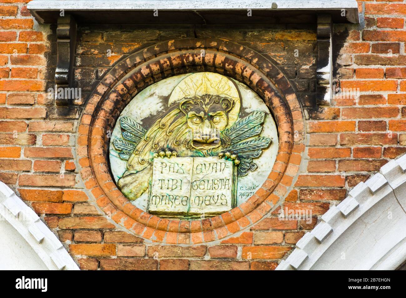 Venecia, Italia - 17 DE MAYO de 2019: Escudo de armas de San Marcos, patrón de Venecia, la pared del mercado de pescado de Venecia Foto de stock