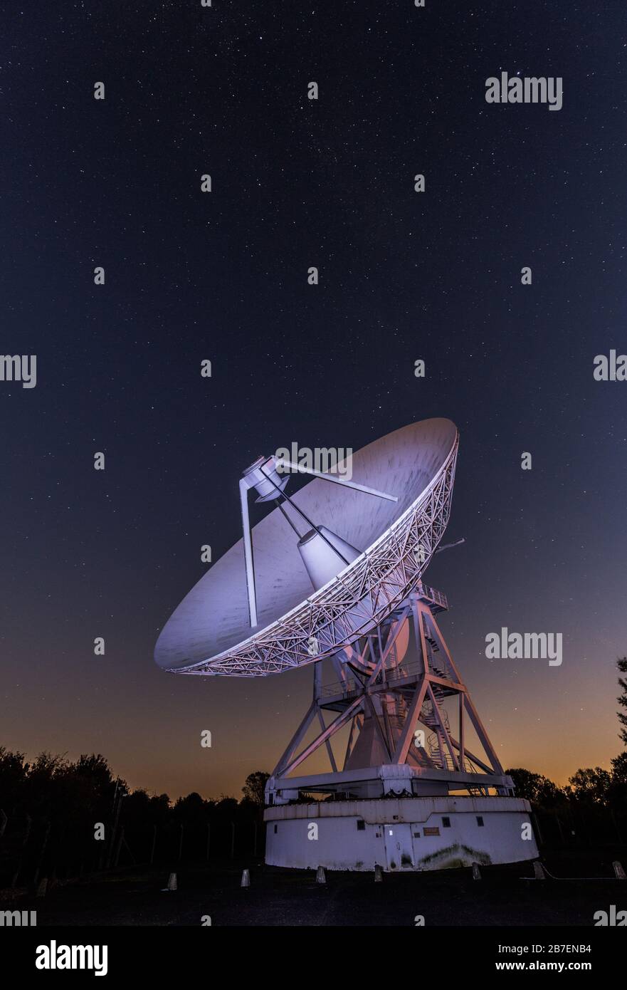 Telescopio MERLIN en Mullard Radio Astronomy Observatory cerca de Cambridge, Reino Unido Foto de stock