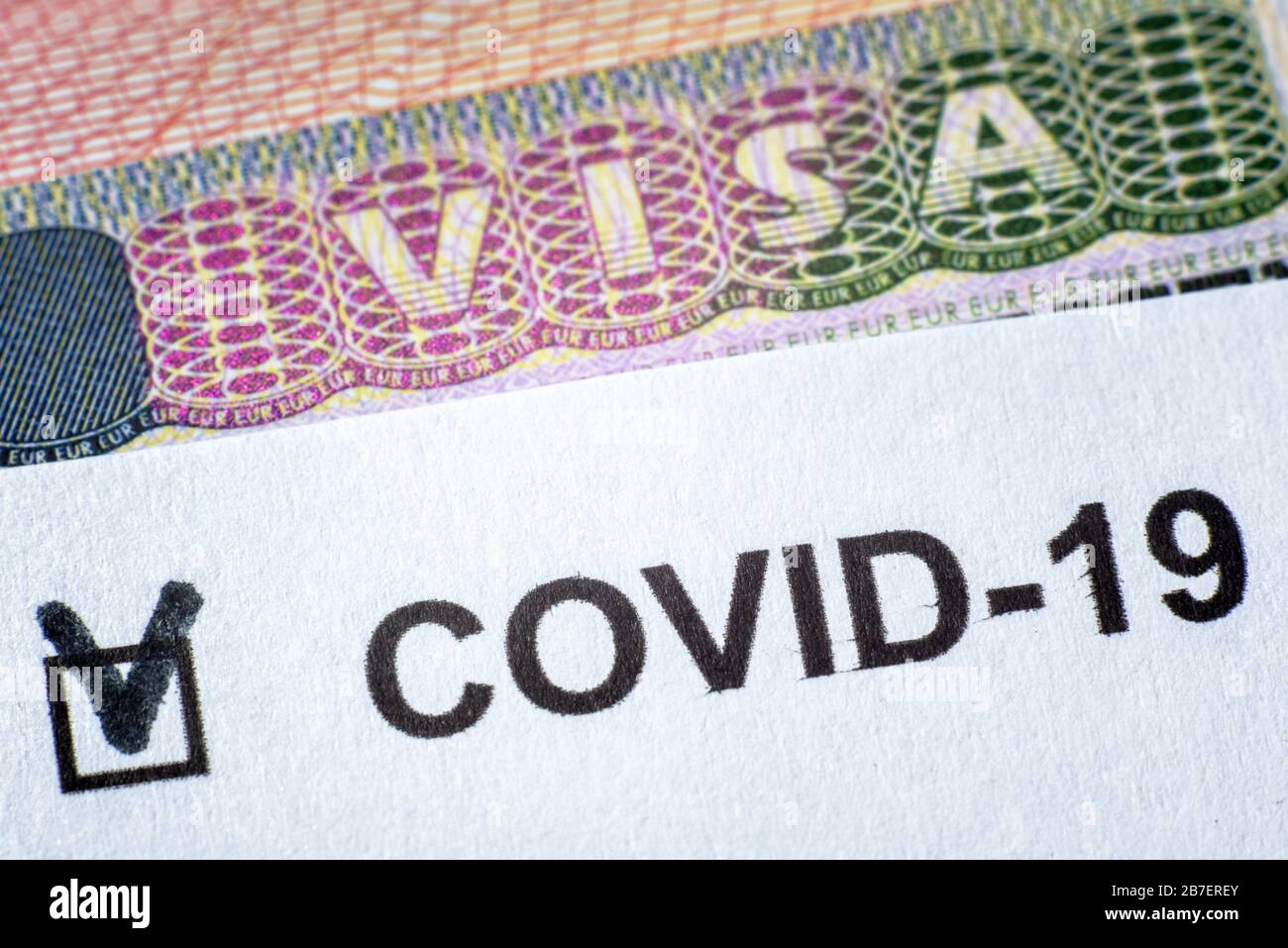 Concepto de pandemia y viaje del coronavirus COVID-19, documento con prueba positiva del COVID y sello Visa en pasaporte. Control fronterizo y cuarentena de touri Foto de stock