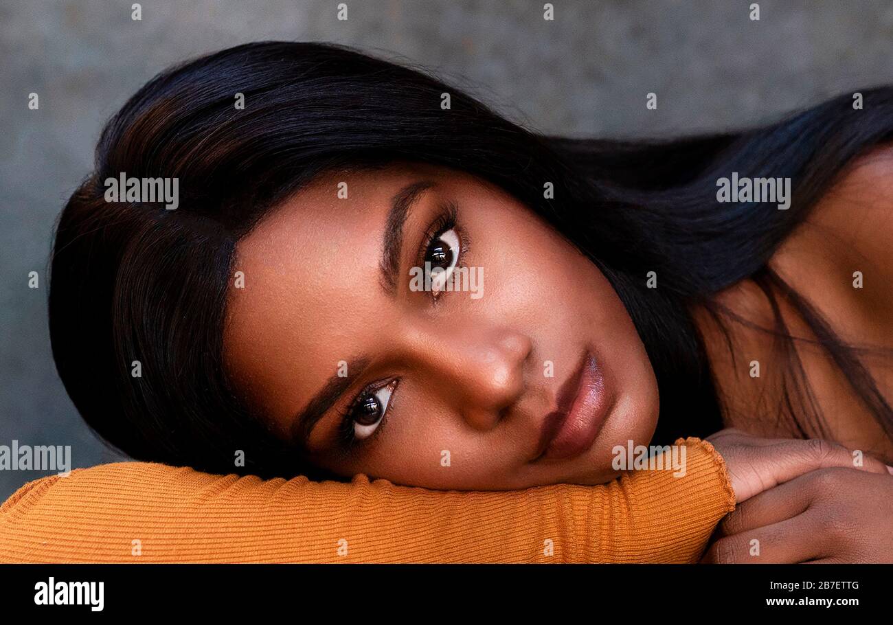 Hermosas mujeres negras fotografías e imágenes de alta resolución - Alamy