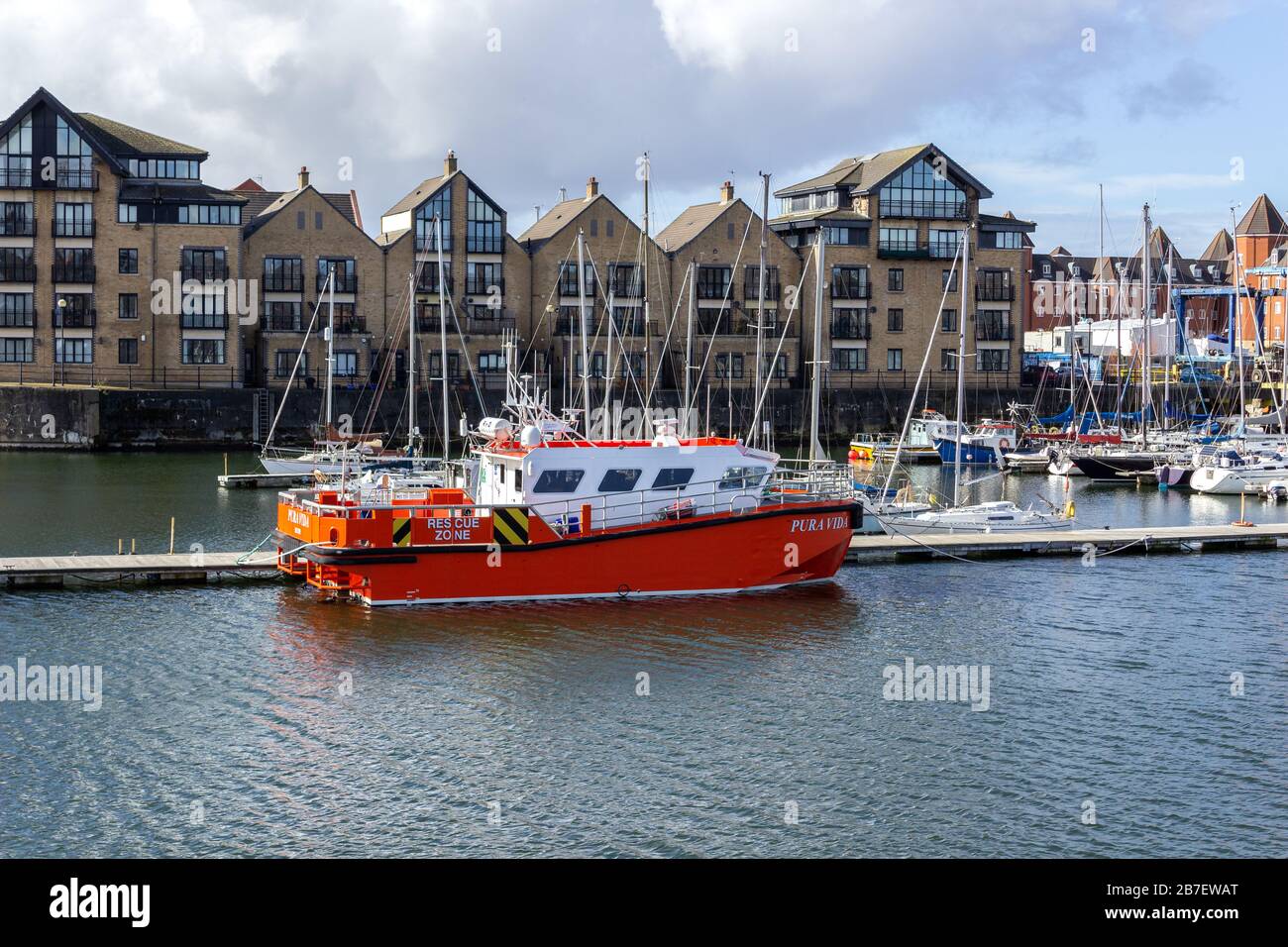 Pura vida nave de rescate de alta velocidad amarrada en Brunswick Dock, Liverpool Foto de stock