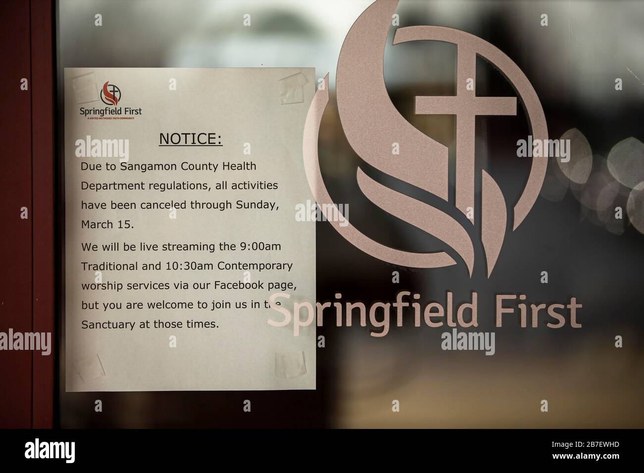 15 de marzo de 2020; Springfield, IL, .; un cartel publicado en la puerta De La primera Iglesia Metodista Unida alertando a los miembros de que los servicios en el santuario fueron 15 de marzo de 2020; Springfield, IL, .; un cartel publicado en la puerta De La primera Iglesia Metodista Unida alertando a los miembros de que los servicios en el santuario fueron