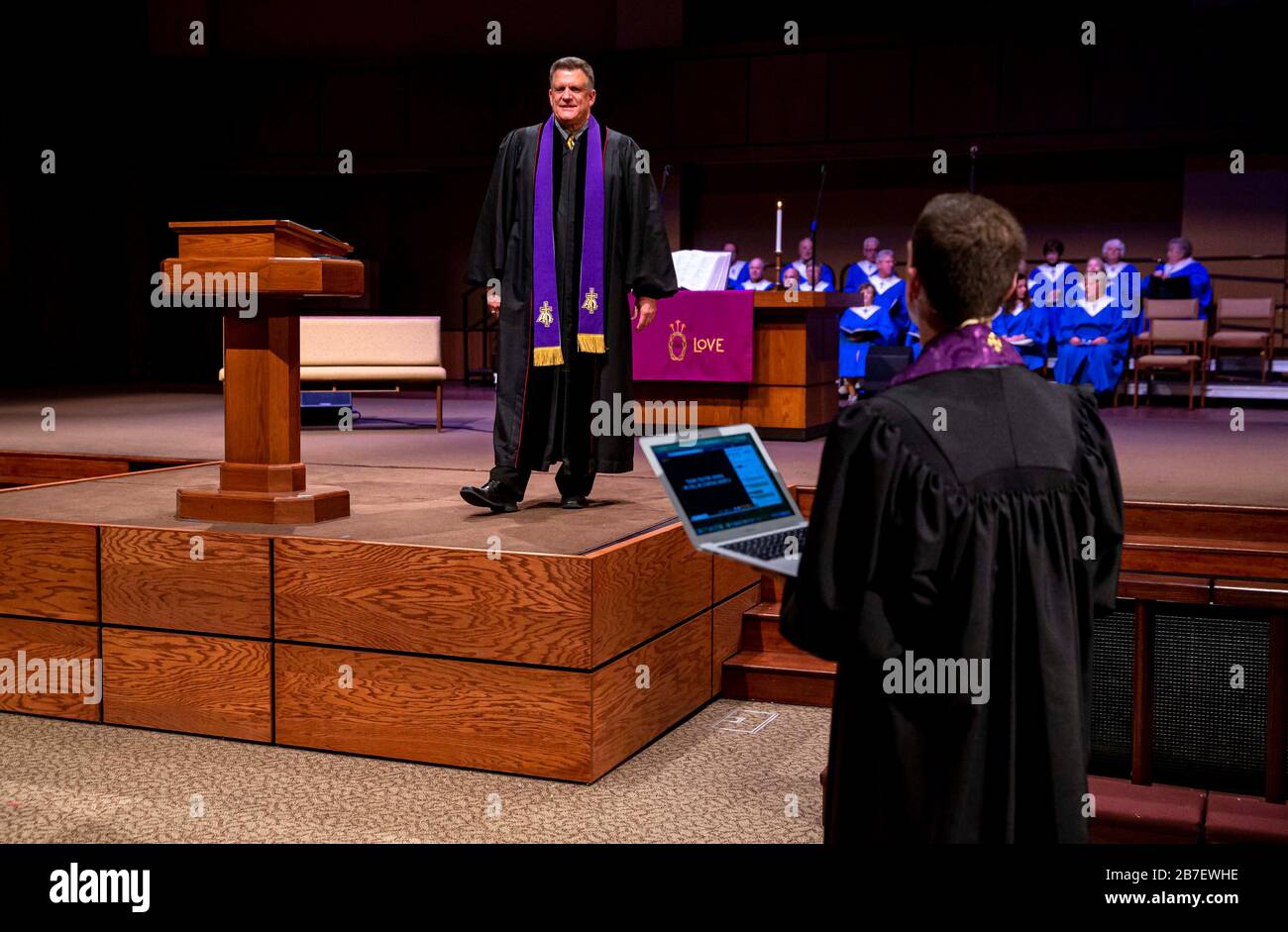 15 de marzo de 2020; Springfield, IL, .; el Rev. Roger Grimmett trabaja con el Pastor asociado Justin Snider mientras se preparan para ir en línea con El servicio de la primera 15 de marzo de 2020; Springfield, IL, .; el Rev. Roger Grimmett trabaja con el Pastor asociado Justin Snider mientras se preparan para ir en línea con El servicio de la primera