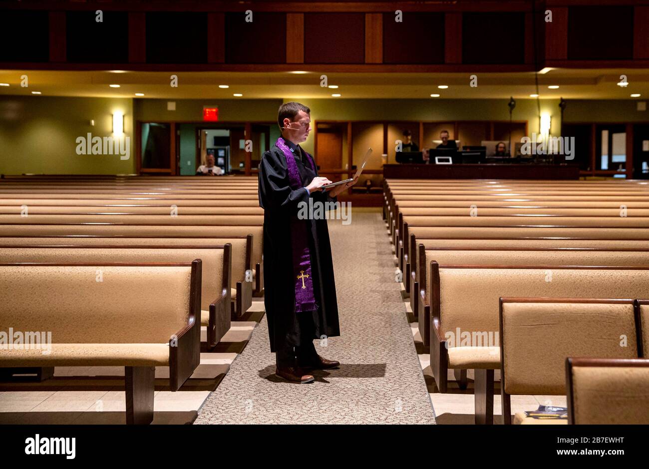 15 de marzo de 2020; Springfield, IL, .; el pastor asociado Justin  Snider observa el feed de Facebook en vivo desde un ordenador portátil como Primera  Iglesia Metodista Unida toma su servicio