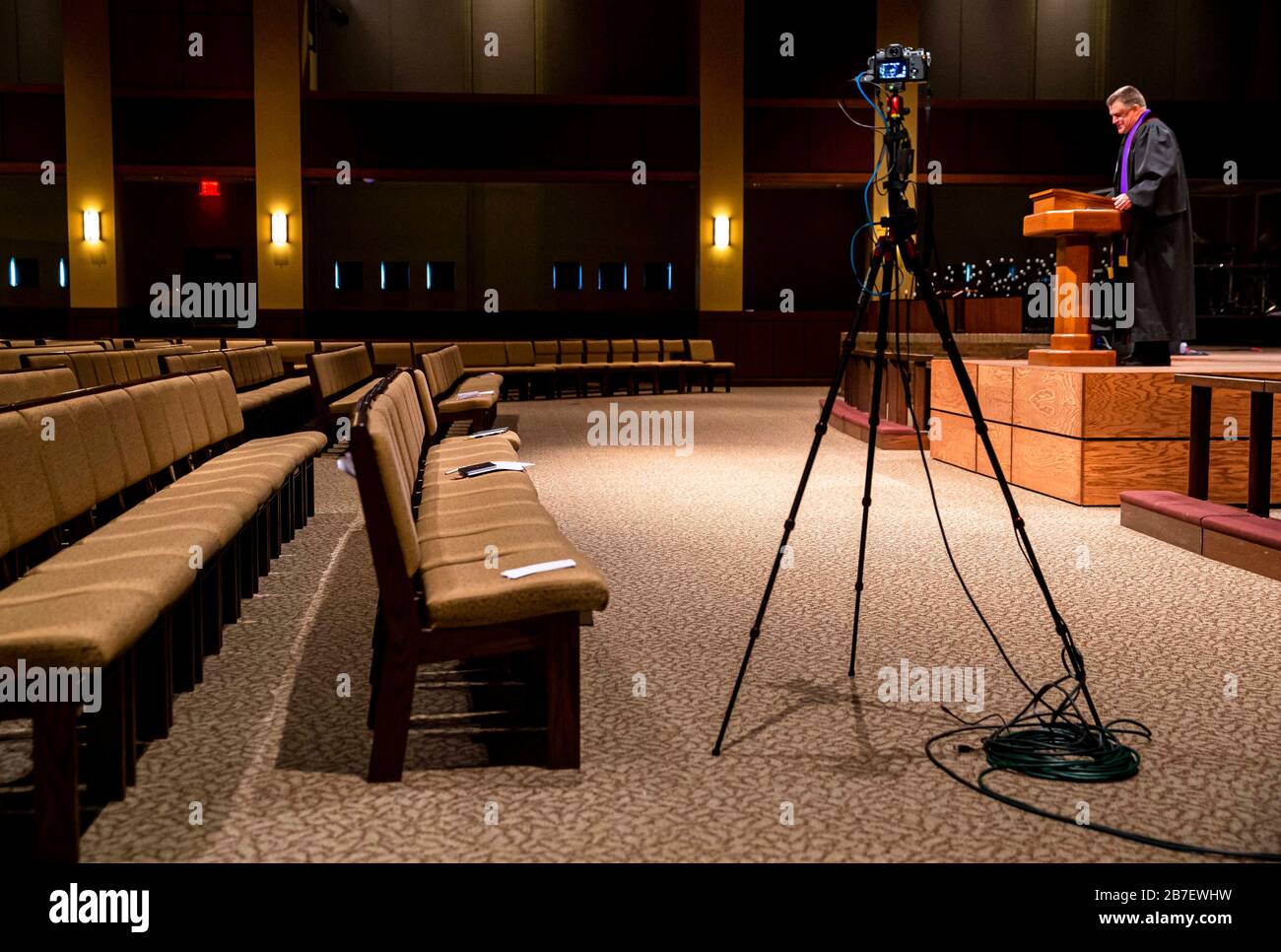 15 de marzo de 2020; Springfield, IL, .; el Reverendo Roger Grimmett entrega su mensaje a un santuario vacío y a un equipo de cámara para el servicio de la primera Iglesia 15 de marzo de 2020; Springfield, IL, .; el Reverendo Roger Grimmett entrega su mensaje a un santuario vacío y a un equipo de cámara para el servicio de la primera Iglesia