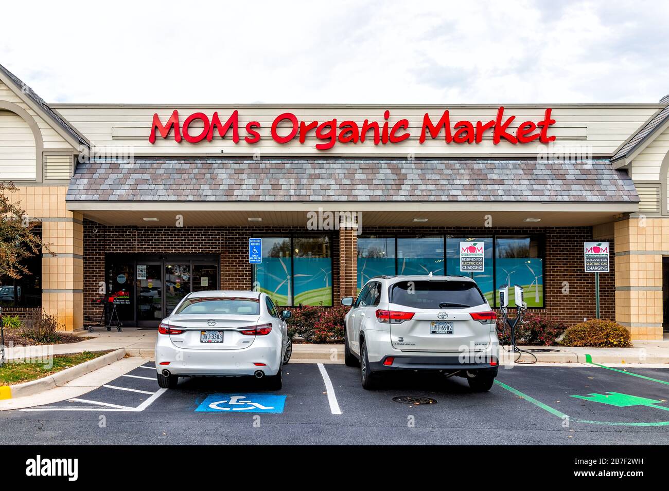 Herndon, EE.UU. - 12 de noviembre de 2019: Fachada exterior de la tienda Mom's Organic Market con productos frescos de granja en la calle en el condado de Virginia Fairfax Foto de stock