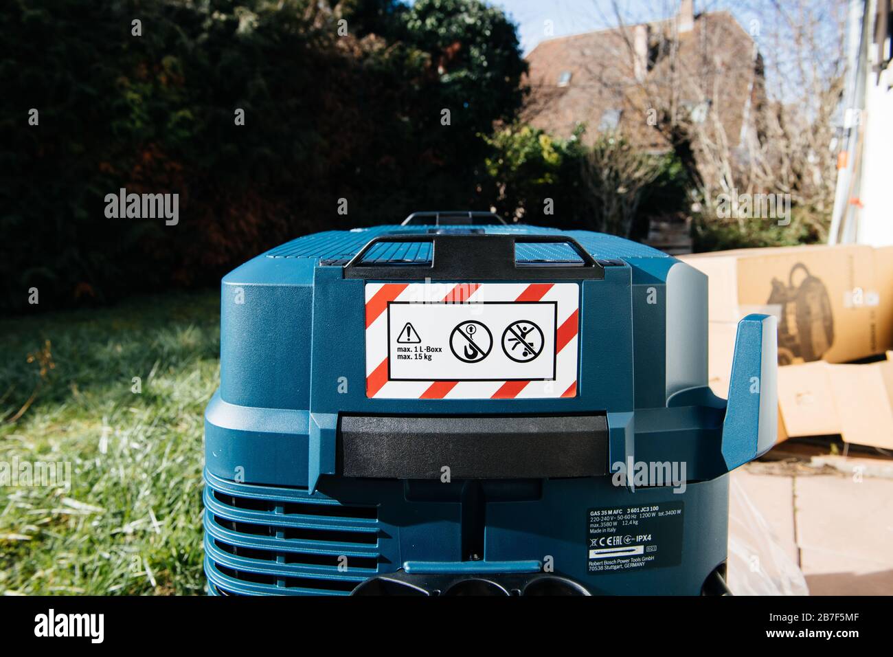Estrasburgo, Francia - 9 de febrero de 2020: Advertencia con 1 l-boxx y carga máxima de 15 kg sobre la nueva aspiradora profesional de limpieza en seco y húmedo BOSCH GAS 35 M AFC, 35 L con limpieza automática de filtro de polvo clase M. Foto de stock