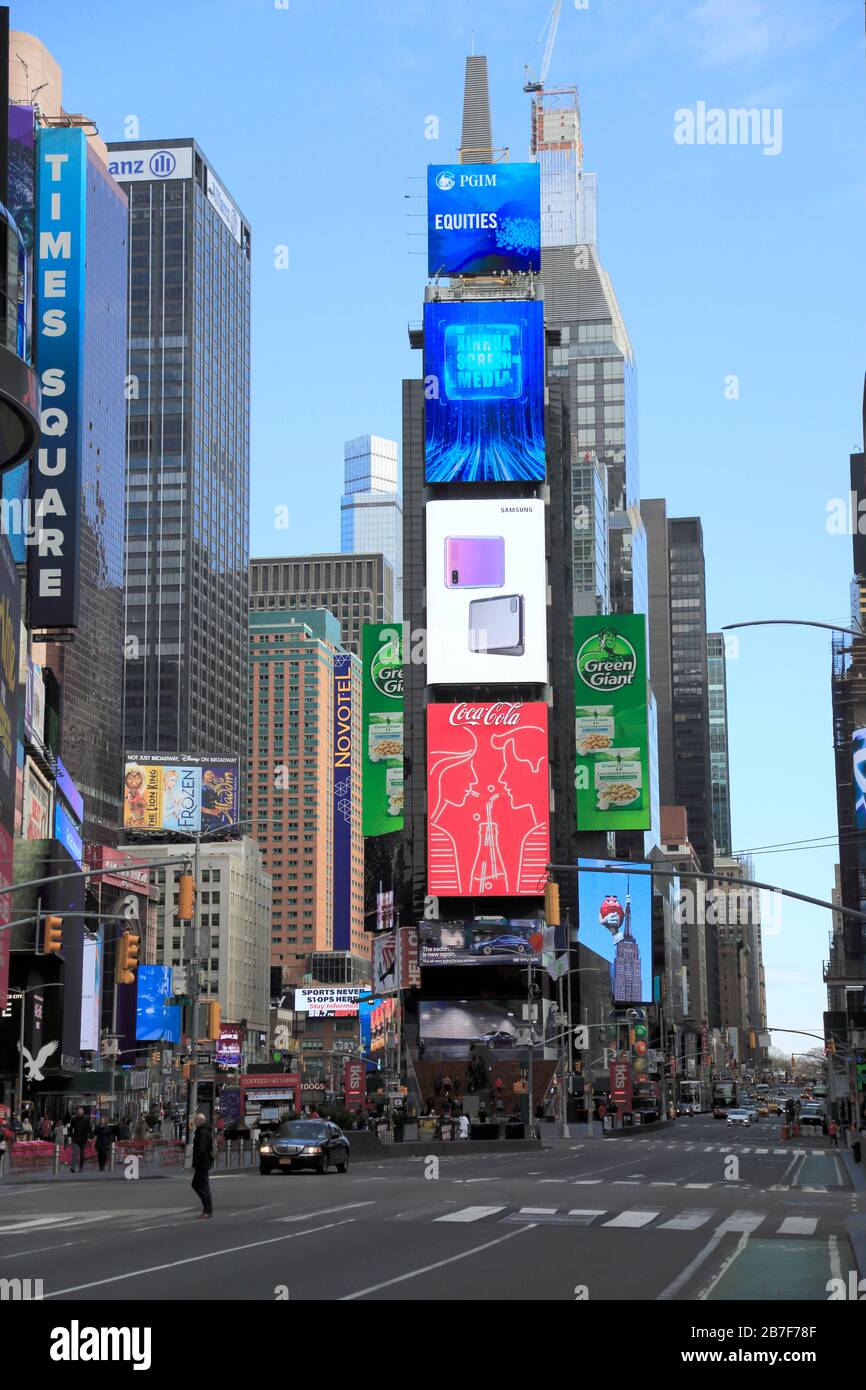 Casi vacía Times Square como la gente practica distanciamiento social sobre los miedos de los coronavirus, Nueva York, 15 de marzo de 2020 Foto de stock